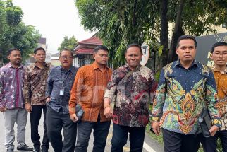 Camat Asemrowo Didampingi 6 Kuasa Hukumnya Lapor ke Polda Jatim - JPNN.com Jatim