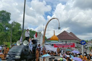 Minta Diangkat PPPK Penuh Waktu, Ribuan Honorer Geruduk Kantor Bupati Serang - JPNN.com Banten