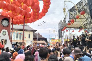 Puncak Grebeg Sudiro di Solo, 4.000 Kue Keranjang Disebar - JPNN.com Jateng