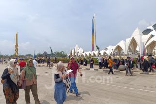 Suasana Masjid Raya Al Jabbar saat Libur Isra Mikraj - JPNN.com Jabar