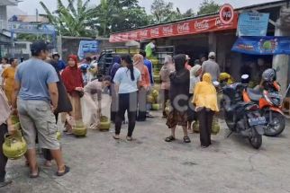 Gas Elpiji 3 Kilogram Langka, Warga Depok Serbu Pangkalan - JPNN.com Jabar