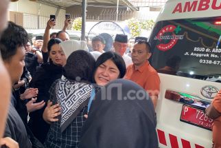 Jenazah Renville Antonio Tiba di Rumah Duka Disambut Isak Tangis Keluarga - JPNN.com Jatim