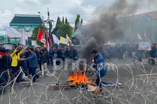 Demo Mahasiswa di Gedung DPRD Jatim Sempat Ricuh, Massa Bakar Ban-Lempar Botol - JPNN.com Jatim