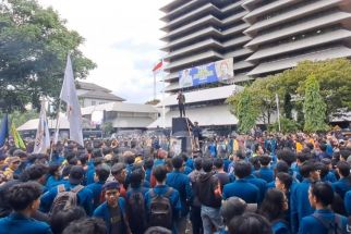 Demo di Semarang, Gerbang Diterobos, Kantor Gubernur Jateng Dikuasai Mahasiswa - JPNN.com Jateng