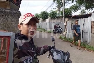 Penuturan Pedagang Roti Soal Penemuan Jasad Bersimbah Darah di Bawah Tower Sutet Depok - JPNN.com Jabar