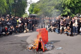 Jogja Memanggil Diwarnai Aksi Bakar Barrier di Depan Gerbang Istana Kepresidenan - JPNN.com Jogja