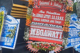 Karangan Bunga Merah di Pelantikan Gubernur Jateng, Benarkah dari Megawati? - JPNN.com Jateng