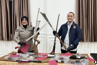 Polisi Amankan Belasan Sajam dan Senjata Api dari Pelaku Penyerangan di Sukmajaya Depok - JPNN.com Jabar