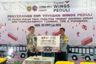 Yayasan Wings Peduli Serahkan 73 Tempat Sampah ke Terminal Purabaya - JPNN.com Jatim