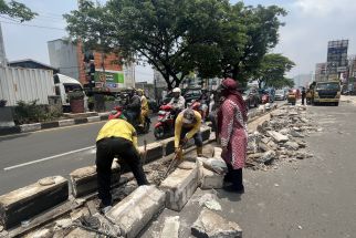 Gegara Hal Ini, DPUPR Depok Bongkar Separator di Jalan Margonda - JPNN.com Jabar