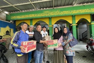 Kunjungi Lokasi Banjir, Qonita Lutfiyah Berikan Bantuan Sembako - JPNN.com Jabar