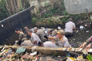 Seusai Disidak Gubernur, Supian Suri Turun Langsung Bersihkan Sampah di Kali Balai Kota Depok - JPNN.com Jabar