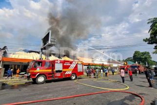 169 Kios di Pasar Jumaah Purwakarta Ludes Terbakar, 12 Mobil Damkar Dikerahkan - JPNN.com Jabar