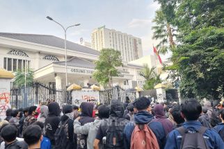 Demonstrasi Tolak UU TNI Kembali Menggelora di Bandung, Gedung DPRD Jabar Dilempar Bom Molotov - JPNN.com Jabar