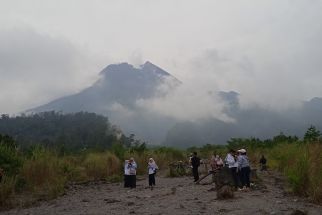 Gunung Merapi Level III, Meluncurkan 22 Kali Guguran Lava ke Sungai Bebeng - JPNN.com Jogja