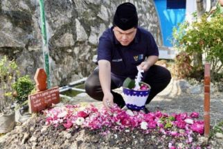 Ziarah ke Makam Buya Syafii Maarif, Erick Thohir Cerita Kenangan Tak Terlupakan - JPNN.com Jogja