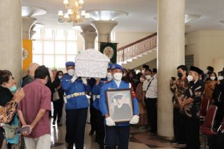 Penghormatan Terakhir UGM kepada Prof Samekto Wibowo, Sosok Penting di FKKMK - JPNN.com Jogja