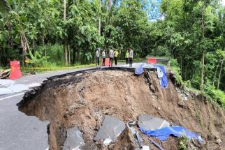 Jalan di Kulon Progo Ini Ambrol, Tak Bisa Dilewati - JPNN.com Jogja