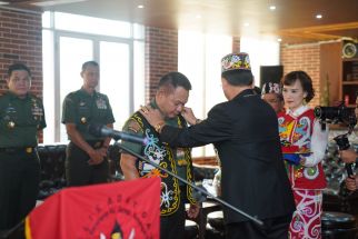 Jenderal Dudung Dianugerahi Gelar Warga Kehormatan Utama Masyarakat Adat Dayak - JPNN.com Kaltim