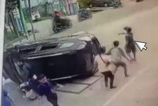 Terekam CCTV, Pria Ini Diduga Mencuri Tas Korban Tewas Kecelakaan, Mungkin Anda Kenal? - JPNN.com Kaltim