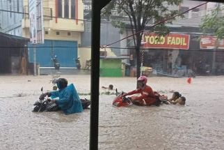 4 Jam Diguyur Hujan, Samarinda Lumpuh, Lihat Tuh Fotonya - JPNN.com Kaltim