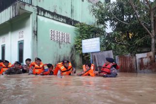 Anggota Brimob Bergerak ke Lokasi Banjir di MT Haryono, Bantu Evakuasi Warga - JPNN.com Kaltim