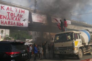 BBM Batal Naik, Mahasiswa di Samarinda Tetap Gelar Demo, Lihat Aksi Mereka - JPNN.com Kaltim
