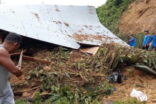 Detik-detik Tanah Longsor Menimpa Rumah Warga di Sambutan, 1 Orang Tewas - JPNN.com Kaltim