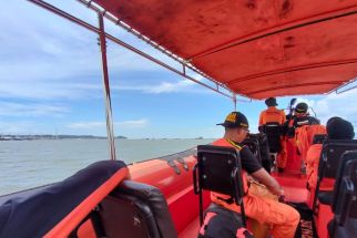 Kapal Mahkota Tenggelam Diterjang Ombak di Perairan Muara Pegah, 3 ABK Hilang - JPNN.com Kaltim
