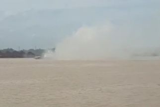 KM Momentum 25001 Terbakar di Sungai Mahakam, Satu ABK Kritis Akibat Luka Bakar Serius - JPNN.com Kaltim