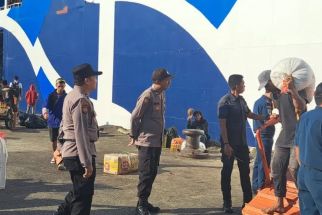 Polisi Amankan Kedatangan KM Adithya  yang Angkut Penumpang Arus Balik dari Parepare - JPNN.com Kaltim