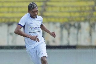 Eks Bek Persiba Valentino Telaubun Resmi Berseragam Persipura Jayapura - JPNN.com Kaltim