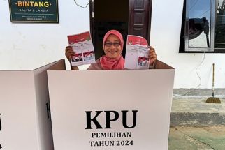 Sekdaprov Sri Wahyuni Gunakan Hak Pilih di TPS 06 Sempaja Barat, Lihat Penampilannya - JPNN.com Kaltim