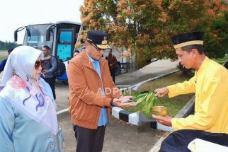 Wagub Seno Tiba di Berau Disambut Prosesi Tepung Tawar oleh Kerabat Keraton Gunung Tabur - JPNN.com Kaltim