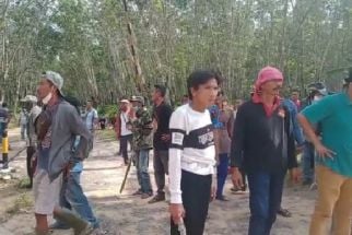 Masyarakat Adat Lima Serang PT HIM, Ini Sebabnya - JPNN.com Lampung