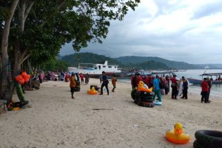 Hari Raya Nyepi, Pantai Mutun Ramai Pengunjung - JPNN.com Lampung