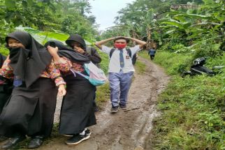 Begini Perjuangan Murid SMAN 1 Lombok Seminung Ketika Musim Hujan - JPNN.com Lampung