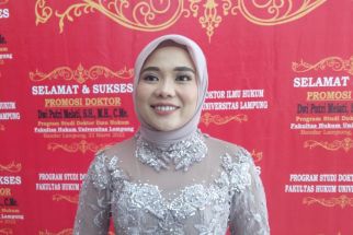 Unila Lahirkan Mahasiswi Doktor Hukum Angkatan Pertama - JPNN.com Lampung