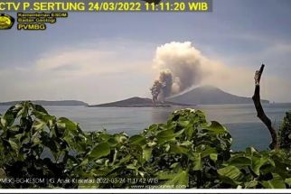 Gunung Anak Krakatau Erupsi Sebanyak Dua Kali, Kepulan Asap Hingga 500 Meter - JPNN.com Lampung