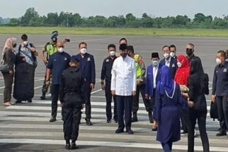 Tiba di Bandara Raden Inten II, Surya Paloh Disambut dengan Tarian Khas Budaya Lampung - JPNN.com Lampung