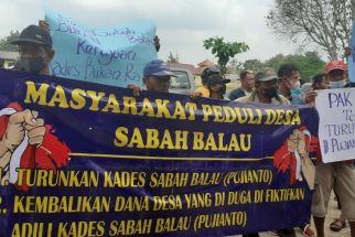 Tuntut Turunkan Kades Sabah Balau, Puluhan Warga Datangi Kantor Camat - JPNN.com Lampung