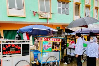 Mesra, Pakde Jokowi Dipayungi Ibu Negara, Ternyata Mereka Sedang - JPNN.com Lampung