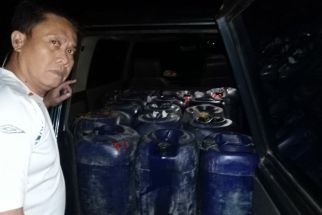 Polisi Amankan Tersangka Penimbun BBM, Lihat Nih Mobilnya, Dimodifikasi  - JPNN.com Lampung