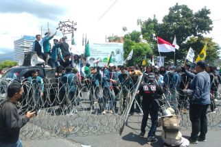 Mulai Memanas, Ribuan Mahasiswa Mencoba Terobos Kawat Berduri - JPNN.com Lampung