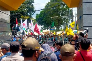 Pedemo Terhenti di Depan Gerbang, Koordinator Aksi Sebut Wakil Rakyat Enak-Enak di Ruang Ber-AC - JPNN.com Lampung