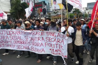 Ratusan Mahasiswa dan OKP Gelar Aksi di Tugu Adipura - JPNN.com Lampung