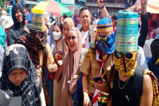 Tradisi Sekura Masyarakat Lambar saat Hari Raya Idulfitri, Lihat Tuh Kostum yang Dikenakan - JPNN.com Lampung