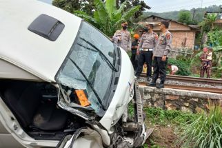 Innalillahi, Begini Kondisi Toyota Hiace yang Disambar Kereta Api - JPNN.com Lampung