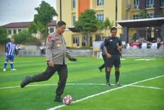 Lihat Tuh, Pose Kapolda Lampung Menendang Bola Saat Membuka Turnamen - JPNN.com Lampung
