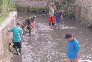 Babinsa Usmawan Bantu Masyarakat Membersihkan Aliran Sungai, Lihat Apa yang Dia Pegang - JPNN.com Lampung
